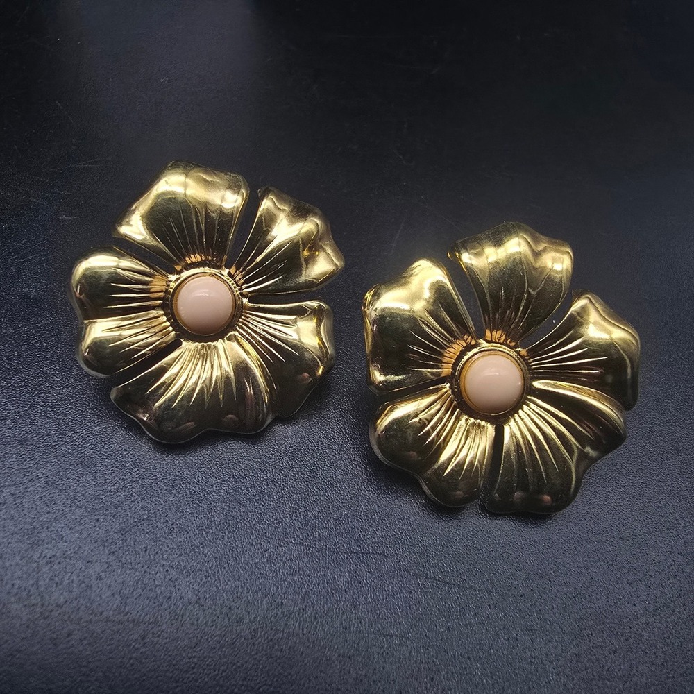Avon 1987 Polished Blossom Earrings Flowers Gold Tone Light Pink Vintage 1980s